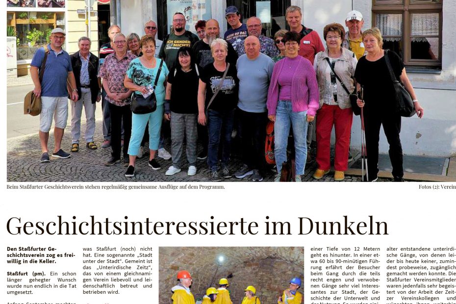 Geschichtsinteressierte im Dunkeln
