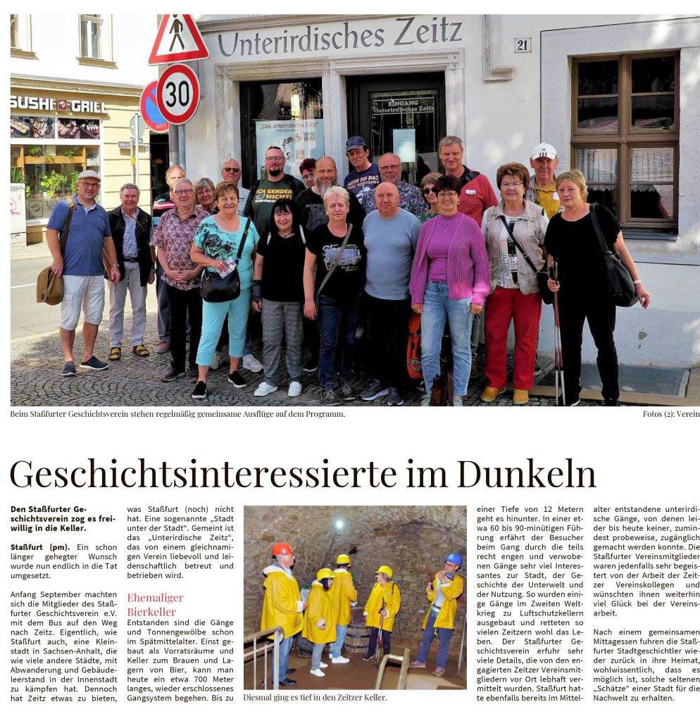 Geschichtsinteressierte im Dunkeln